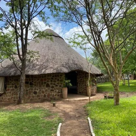 Charming Bush Chalet: Eco-Retreat Near Victoria Falls